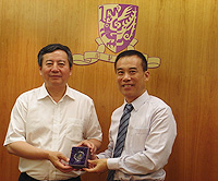 Prof. Xu Yangsheng (right), Pro-Vice-Chancellor of CUHK presents a souvenir to Mr. Long Jiang (left), Director of Yunnan Provincial Science and Technology Department